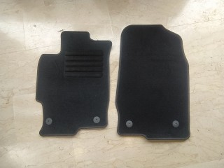 2 μπροστινά Πατάκια για Mazda 6 (GH) 2008 - 2012 Μαύρη μοκέτα με κουμπώματα