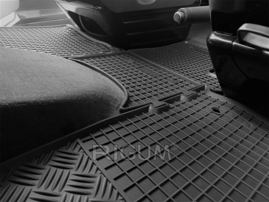 Πατάκια δαπέδου λαστιχένια για VW Transporter/ Multivan/ Caravelle T5/ T6 2θέσεων (με τούνελ) 4τμχ