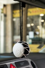 Χειροποίητο Πλεκτό Διακοσμητικό Amigurumi - Μαύρο/Λευκό Νταούλι